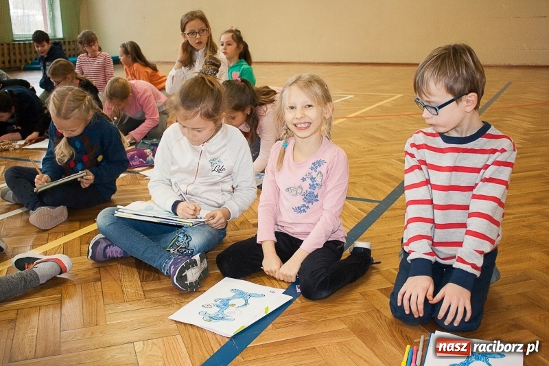 Zdjęcie w galerii na portalu naszraciborz.pl: SP 18 bije rekord w kolorowaniu Sznupka - policyjnej maskotki wiadomości z regionu