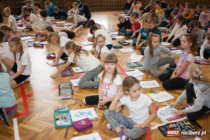 Zdjęcie w galerii na portalu naszraciborz.pl: SP 18 bije rekord w kolorowaniu Sznupka - policyjnej maskotki wiadomości z regionu