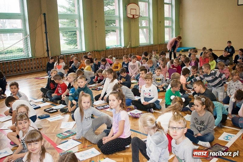 Zdjęcie w galerii na portalu naszraciborz.pl: SP 18 bije rekord w kolorowaniu Sznupka - policyjnej maskotki wiadomości z regionu