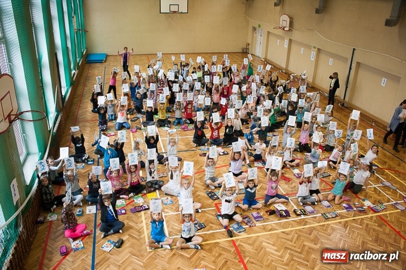 Zdjęcie w galerii na portalu naszraciborz.pl: SP 18 bije rekord w kolorowaniu Sznupka - policyjnej maskotki wiadomości z regionu