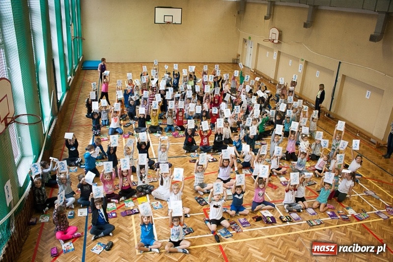 Zdjęcie w galerii na portalu naszraciborz.pl: SP 18 bije rekord w kolorowaniu Sznupka - policyjnej maskotki wiadomości z regionu