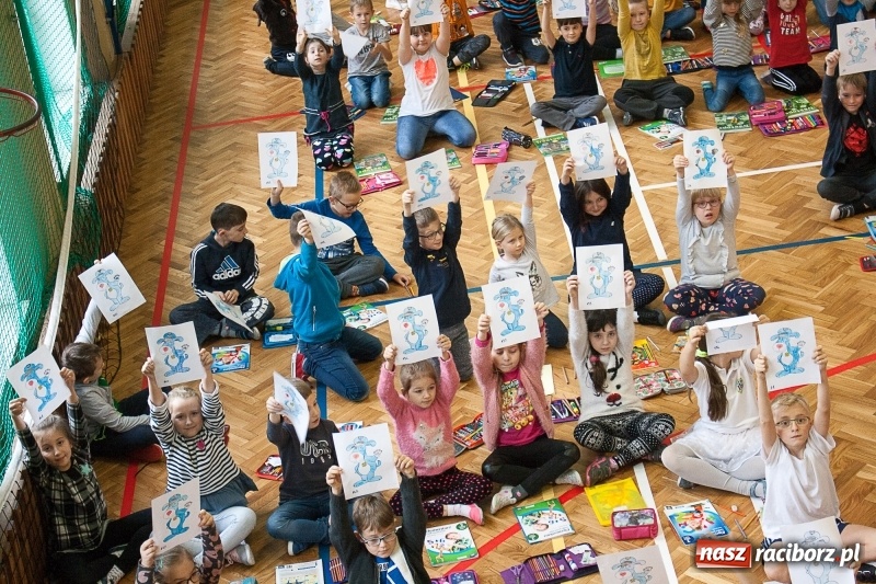 Zdjęcie w galerii na portalu naszraciborz.pl: SP 18 bije rekord w kolorowaniu Sznupka - policyjnej maskotki wiadomości z regionu