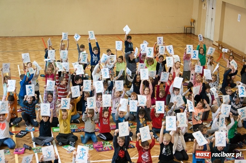 Zdjęcie w galerii na portalu naszraciborz.pl: SP 18 bije rekord w kolorowaniu Sznupka - policyjnej maskotki wiadomości z regionu