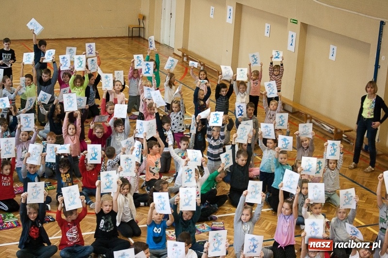 Zdjęcie w galerii na portalu naszraciborz.pl: SP 18 bije rekord w kolorowaniu Sznupka - policyjnej maskotki wiadomości z regionu