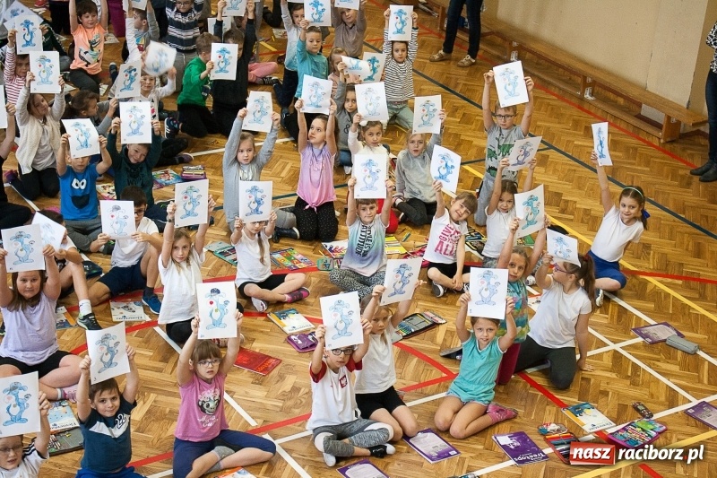 Zdjęcie w galerii na portalu naszraciborz.pl: SP 18 bije rekord w kolorowaniu Sznupka - policyjnej maskotki wiadomości z regionu