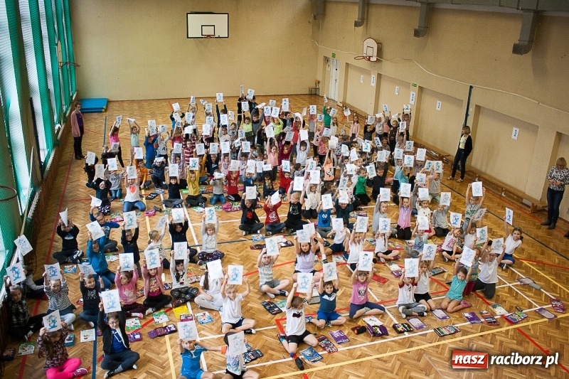 Zdjęcie w galerii na portalu naszraciborz.pl: SP 18 bije rekord w kolorowaniu Sznupka - policyjnej maskotki wiadomości z regionu