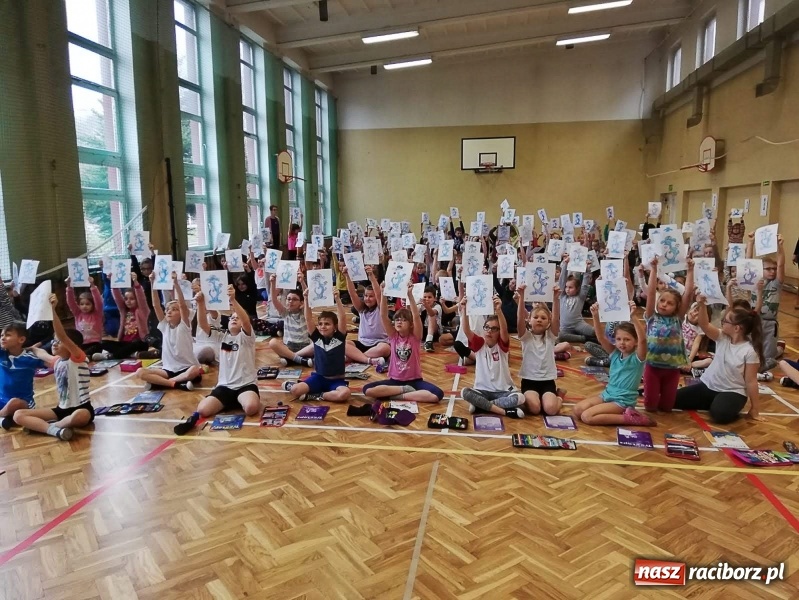 Zdjęcie w galerii na portalu naszraciborz.pl: SP 18 bije rekord w kolorowaniu Sznupka - policyjnej maskotki wiadomości z regionu