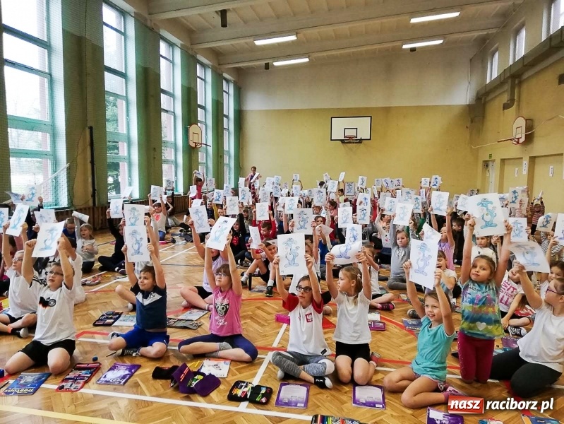 Zdjęcie w galerii na portalu naszraciborz.pl: SP 18 bije rekord w kolorowaniu Sznupka - policyjnej maskotki wiadomości z regionu