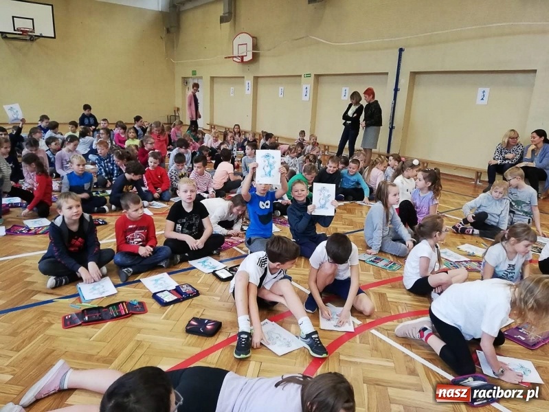 Zdjęcie w galerii na portalu naszraciborz.pl: SP 18 bije rekord w kolorowaniu Sznupka - policyjnej maskotki wiadomości z regionu