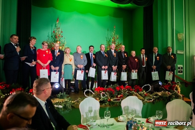 Zdjęcie w galerii na portalu naszraciborz.pl: Przedświąteczne spotkanie w Rafako. Uhonorowano emerytów i jubilatów spółki wiadomości z regionu