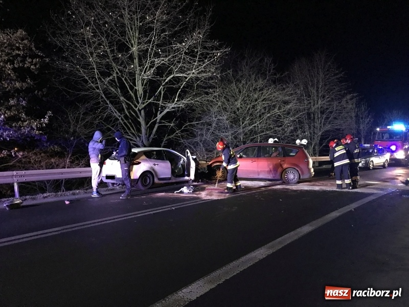 Zdjęcie w galerii na portalu naszraciborz.pl: Czołowe zderzenie renault i forda na Brzeskiej. Pięcioosobowa rodzina w szpitalu wiadomości z regionu