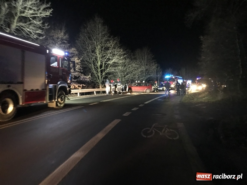 Zdjęcie w galerii na portalu naszraciborz.pl: Czołowe zderzenie renault i forda na Brzeskiej. Pięcioosobowa rodzina w szpitalu wiadomości z regionu