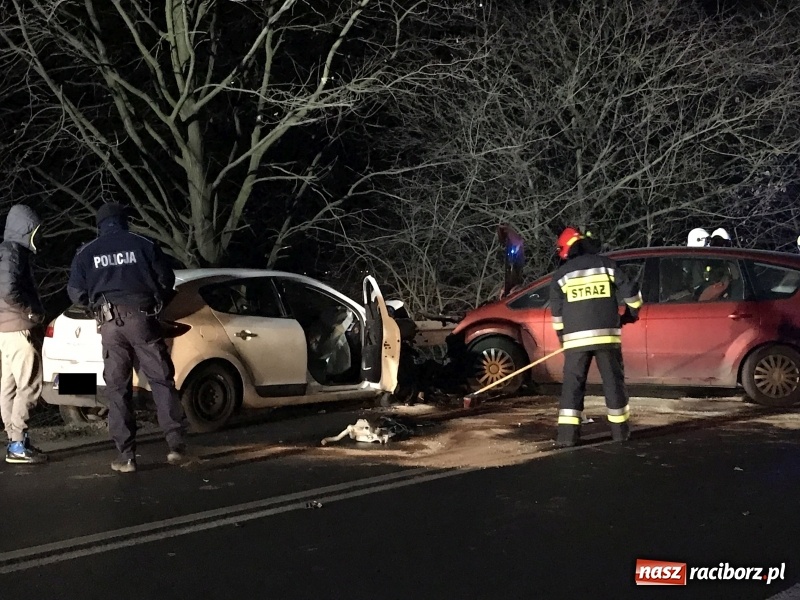 Zdjęcie w galerii na portalu naszraciborz.pl: Czołowe zderzenie renault i forda na Brzeskiej. Pięcioosobowa rodzina w szpitalu wiadomości z regionu