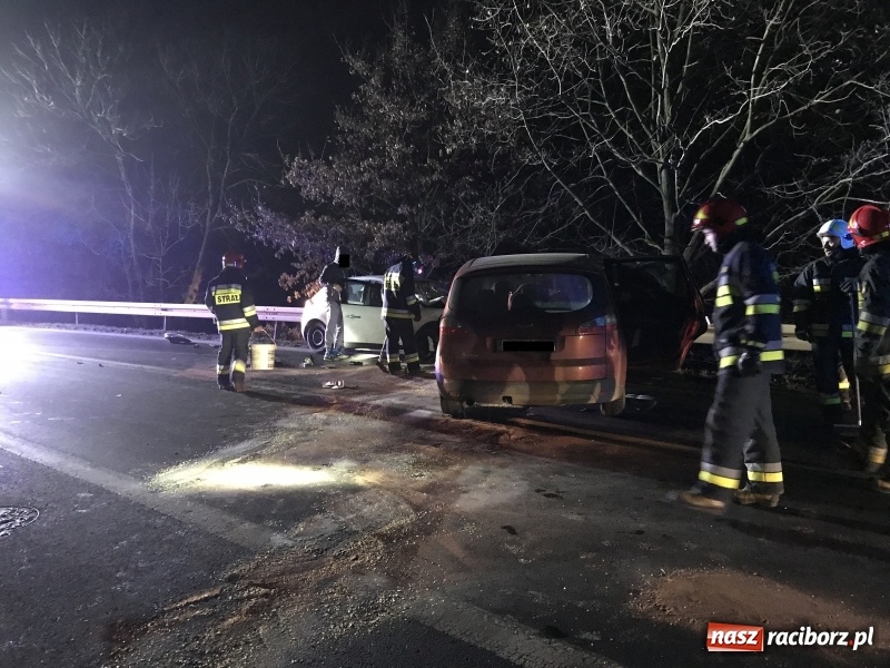 Zdjęcie w galerii na portalu naszraciborz.pl: Czołowe zderzenie renault i forda na Brzeskiej. Pięcioosobowa rodzina w szpitalu wiadomości z regionu