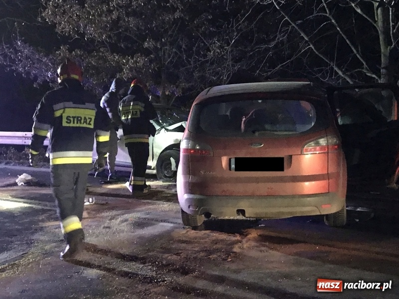 Zdjęcie w galerii na portalu naszraciborz.pl: Czołowe zderzenie renault i forda na Brzeskiej. Pięcioosobowa rodzina w szpitalu wiadomości z regionu