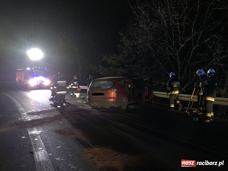 Zdjęcie w galerii na portalu naszraciborz.pl: Czołowe zderzenie renault i forda na Brzeskiej. Pięcioosobowa rodzina w szpitalu wiadomości z regionu