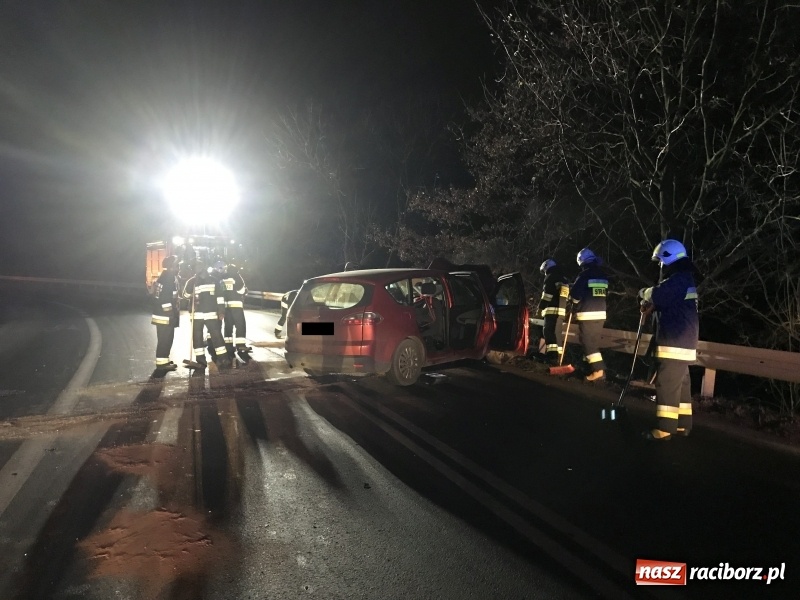 Zdjęcie w galerii na portalu naszraciborz.pl: Czołowe zderzenie renault i forda na Brzeskiej. Pięcioosobowa rodzina w szpitalu wiadomości z regionu