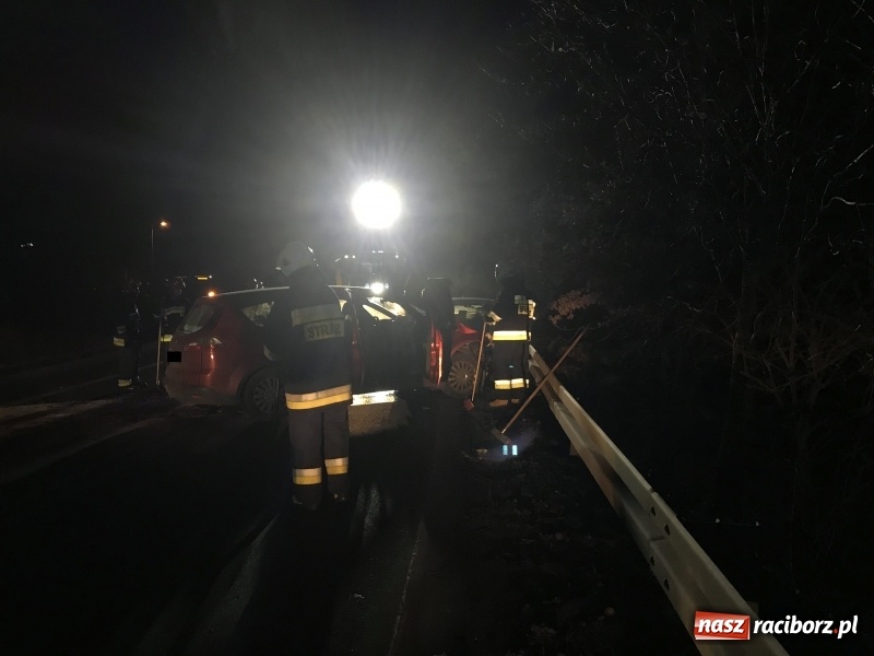 Zdjęcie w galerii na portalu naszraciborz.pl: Czołowe zderzenie renault i forda na Brzeskiej. Pięcioosobowa rodzina w szpitalu wiadomości z regionu
