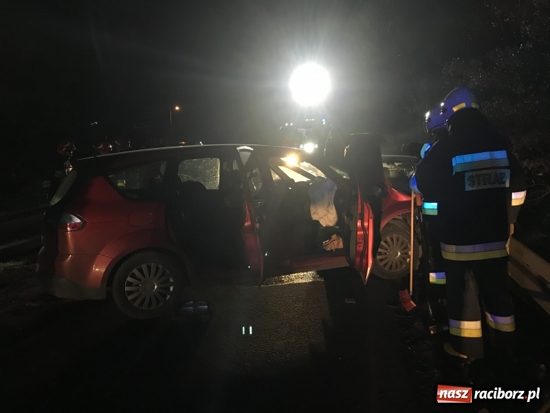 Zdjęcie w galerii na portalu naszraciborz.pl: Czołowe zderzenie renault i forda na Brzeskiej. Pięcioosobowa rodzina w szpitalu wiadomości z regionu