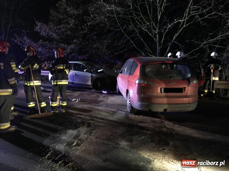 Zdjęcie w galerii na portalu naszraciborz.pl: Czołowe zderzenie renault i forda na Brzeskiej. Pięcioosobowa rodzina w szpitalu wiadomości z regionu