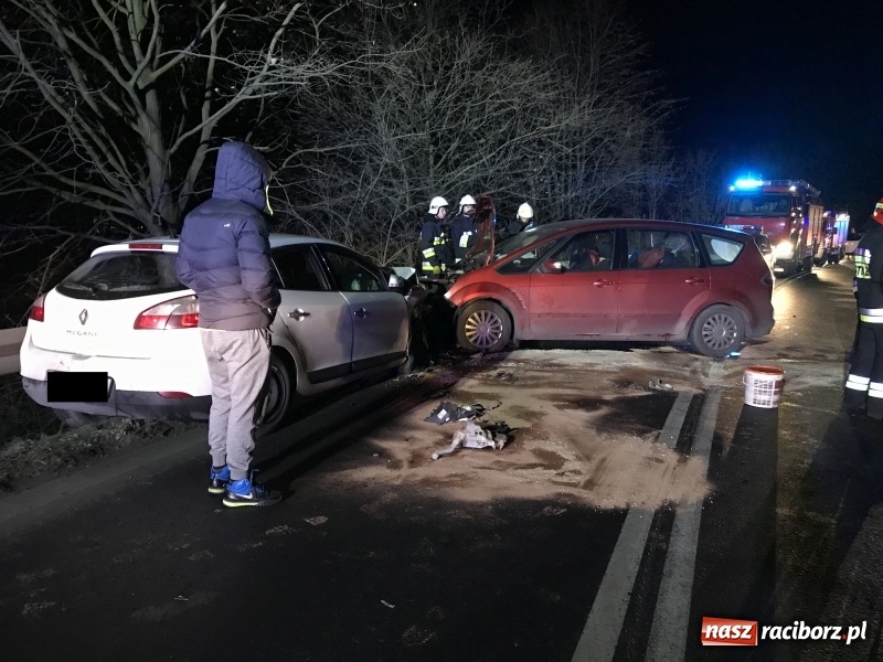 Zdjęcie w galerii na portalu naszraciborz.pl: Czołowe zderzenie renault i forda na Brzeskiej. Pięcioosobowa rodzina w szpitalu wiadomości z regionu