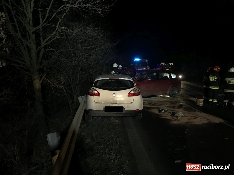 Zdjęcie w galerii na portalu naszraciborz.pl: Czołowe zderzenie renault i forda na Brzeskiej. Pięcioosobowa rodzina w szpitalu wiadomości z regionu