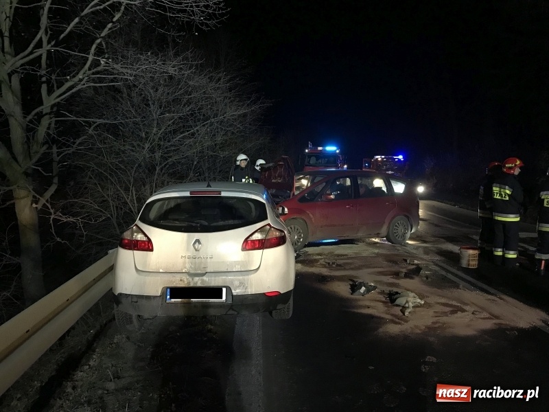 Zdjęcie w galerii na portalu naszraciborz.pl: Czołowe zderzenie renault i forda na Brzeskiej. Pięcioosobowa rodzina w szpitalu wiadomości z regionu