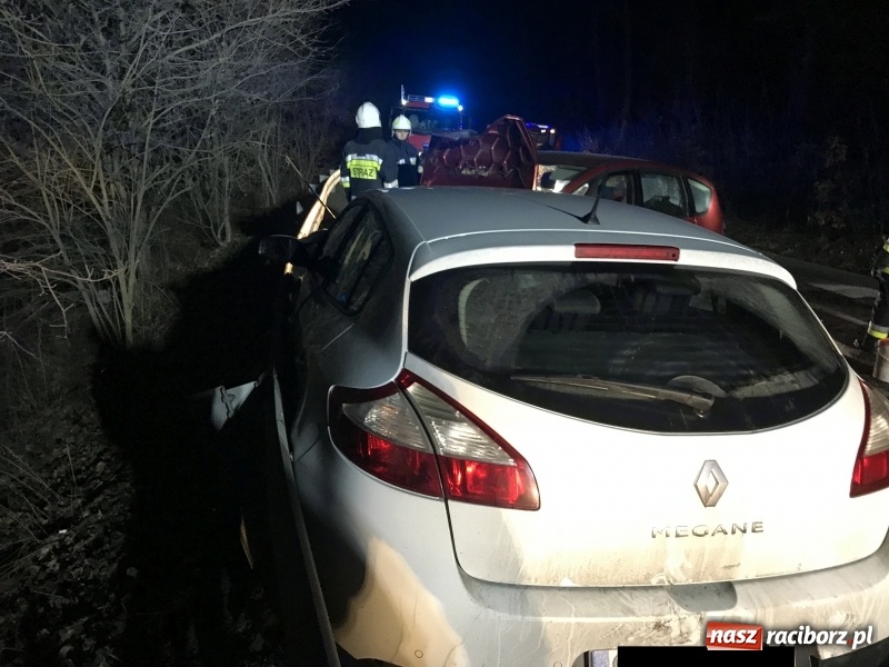 Zdjęcie w galerii na portalu naszraciborz.pl: Czołowe zderzenie renault i forda na Brzeskiej. Pięcioosobowa rodzina w szpitalu wiadomości z regionu