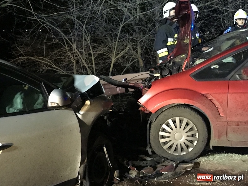Zdjęcie w galerii na portalu naszraciborz.pl: Czołowe zderzenie renault i forda na Brzeskiej. Pięcioosobowa rodzina w szpitalu wiadomości z regionu