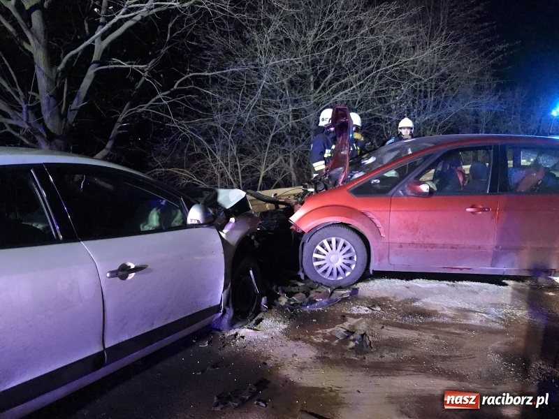 Zdjęcie w galerii na portalu naszraciborz.pl: Czołowe zderzenie renault i forda na Brzeskiej. Pięcioosobowa rodzina w szpitalu wiadomości z regionu
