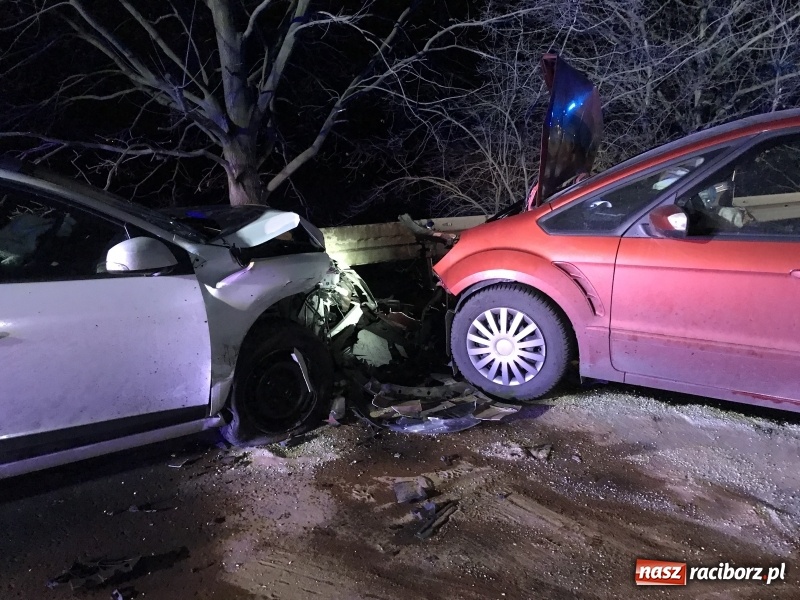 Zdjęcie w galerii na portalu naszraciborz.pl: Czołowe zderzenie renault i forda na Brzeskiej. Pięcioosobowa rodzina w szpitalu wiadomości z regionu