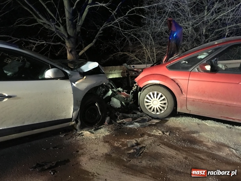 Zdjęcie w galerii na portalu naszraciborz.pl: Czołowe zderzenie renault i forda na Brzeskiej. Pięcioosobowa rodzina w szpitalu wiadomości z regionu