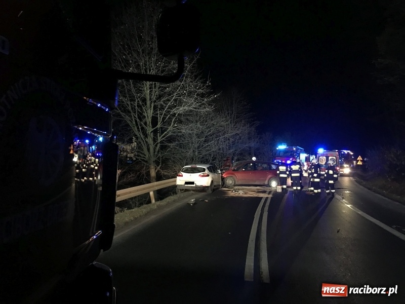 Zdjęcie w galerii na portalu naszraciborz.pl: Czołowe zderzenie renault i forda na Brzeskiej. Pięcioosobowa rodzina w szpitalu wiadomości z regionu