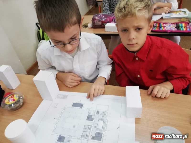 Zdjęcie w galerii na portalu naszraciborz.pl: Uczniowie SP 4 brali udział w ogólnopolskim programie Archi-Przygody wiadomości z regionu