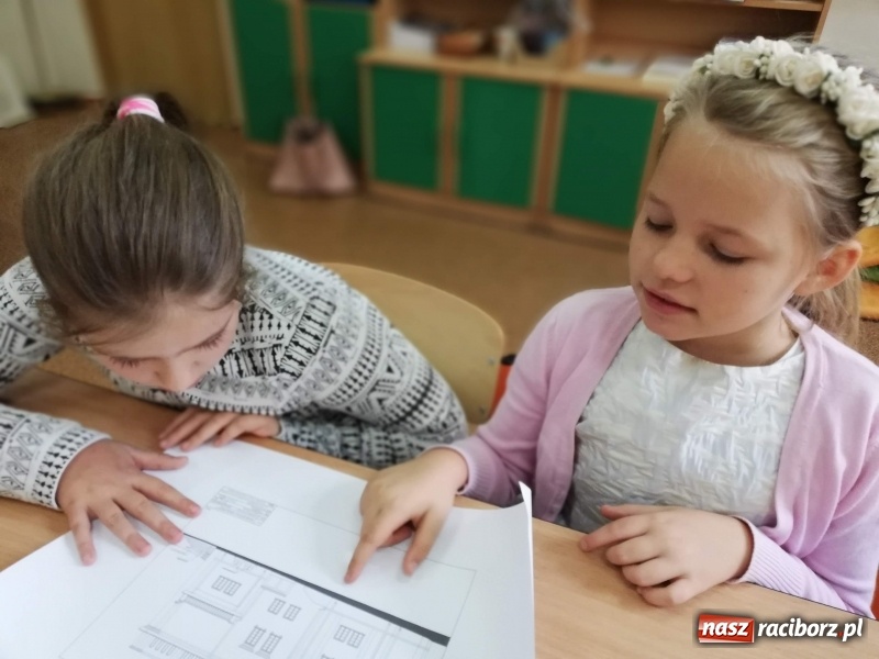 Zdjęcie w galerii na portalu naszraciborz.pl: Uczniowie SP 4 brali udział w ogólnopolskim programie Archi-Przygody wiadomości z regionu
