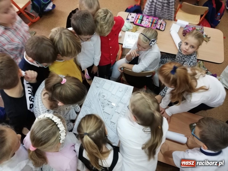 Zdjęcie w galerii na portalu naszraciborz.pl: Uczniowie SP 4 brali udział w ogólnopolskim programie Archi-Przygody wiadomości z regionu