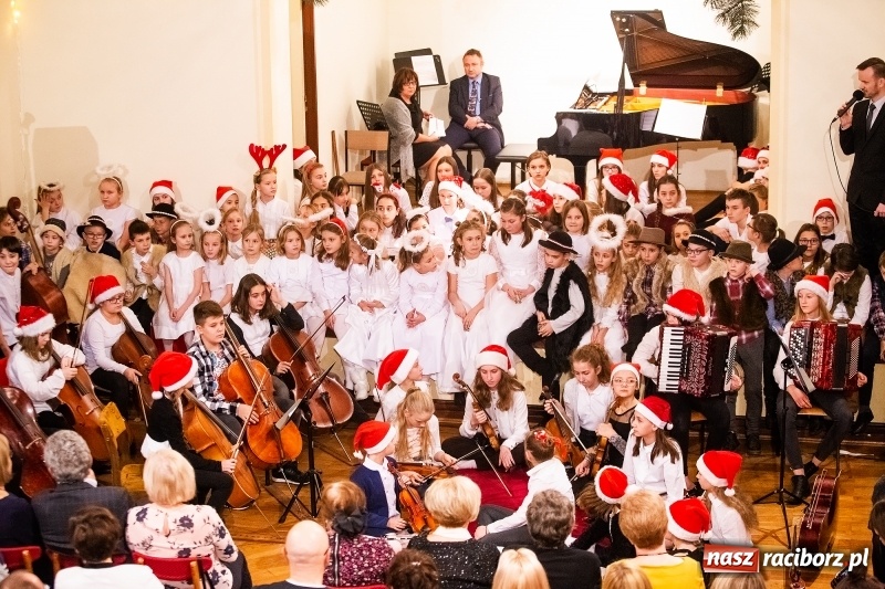 Zdjęcie w galerii na portalu naszraciborz.pl: Koncert kolędowy uczniów i nauczycieli szkoły muzycznej wiadomości z regionu
