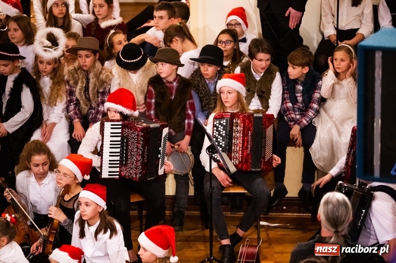 Zdjęcie w galerii na portalu naszraciborz.pl: Koncert kolędowy uczniów i nauczycieli szkoły muzycznej wiadomości z regionu