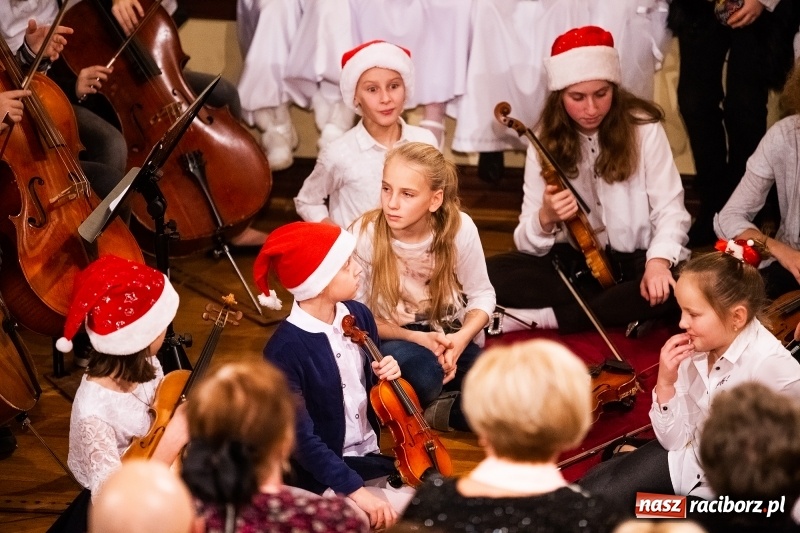 Zdjęcie w galerii na portalu naszraciborz.pl: Koncert kolędowy uczniów i nauczycieli szkoły muzycznej wiadomości z regionu