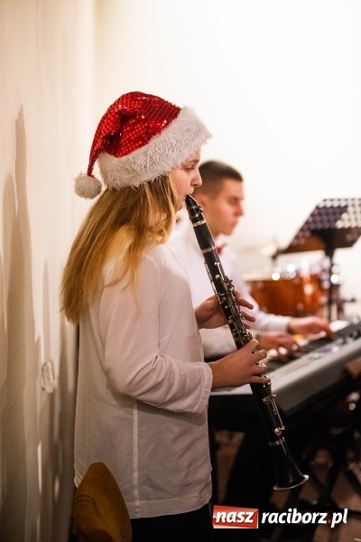 Zdjęcie w galerii na portalu naszraciborz.pl: Koncert kolędowy uczniów i nauczycieli szkoły muzycznej wiadomości z regionu