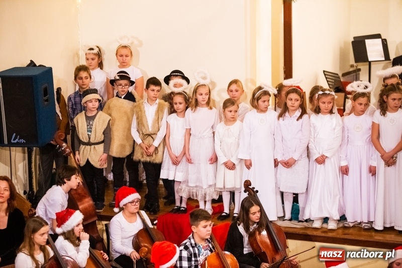 Zdjęcie w galerii na portalu naszraciborz.pl: Koncert kolędowy uczniów i nauczycieli szkoły muzycznej wiadomości z regionu