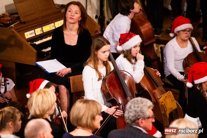 Zdjęcie w galerii na portalu naszraciborz.pl: Koncert kolędowy uczniów i nauczycieli szkoły muzycznej wiadomości z regionu