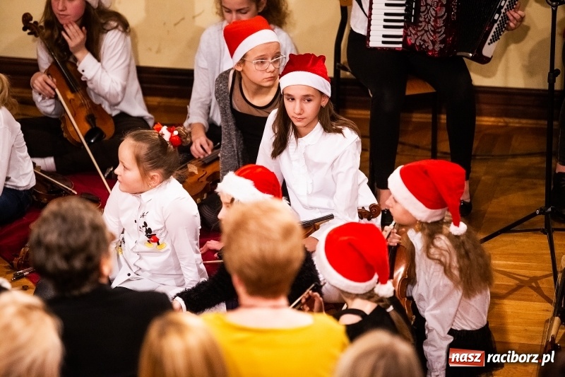 Zdjęcie w galerii na portalu naszraciborz.pl: Koncert kolędowy uczniów i nauczycieli szkoły muzycznej wiadomości z regionu