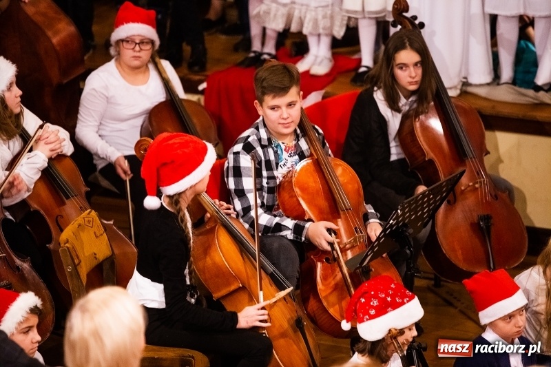 Zdjęcie w galerii na portalu naszraciborz.pl: Koncert kolędowy uczniów i nauczycieli szkoły muzycznej wiadomości z regionu