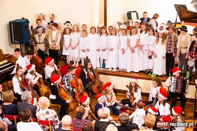 Zdjęcie w galerii na portalu naszraciborz.pl: Koncert kolędowy uczniów i nauczycieli szkoły muzycznej wiadomości z regionu