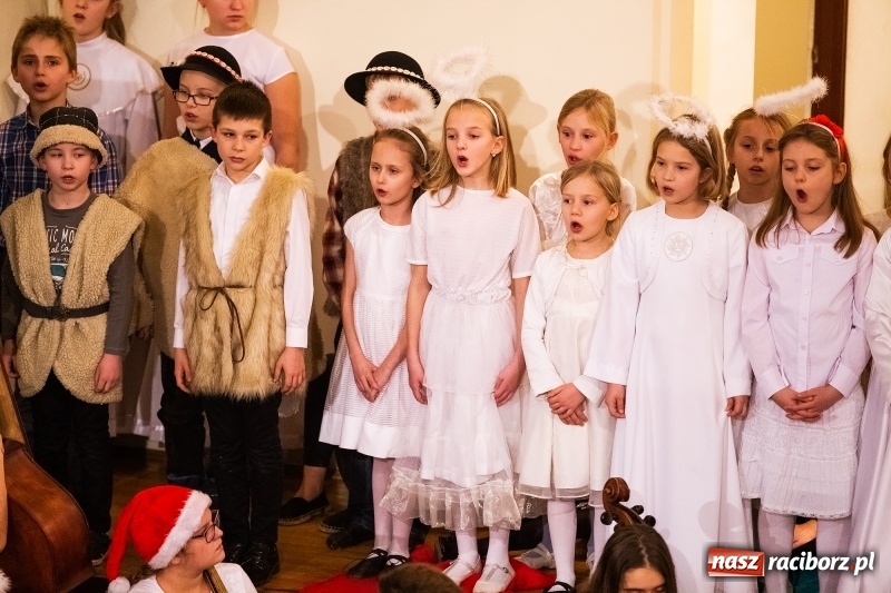 Zdjęcie w galerii na portalu naszraciborz.pl: Koncert kolędowy uczniów i nauczycieli szkoły muzycznej wiadomości z regionu