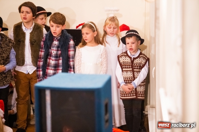 Zdjęcie w galerii na portalu naszraciborz.pl: Koncert kolędowy uczniów i nauczycieli szkoły muzycznej wiadomości z regionu