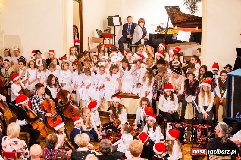 Zdjęcie w galerii na portalu naszraciborz.pl: Koncert kolędowy uczniów i nauczycieli szkoły muzycznej wiadomości z regionu