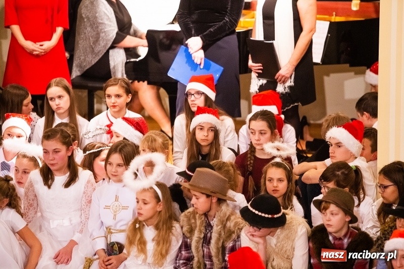 Zdjęcie w galerii na portalu naszraciborz.pl: Koncert kolędowy uczniów i nauczycieli szkoły muzycznej wiadomości z regionu