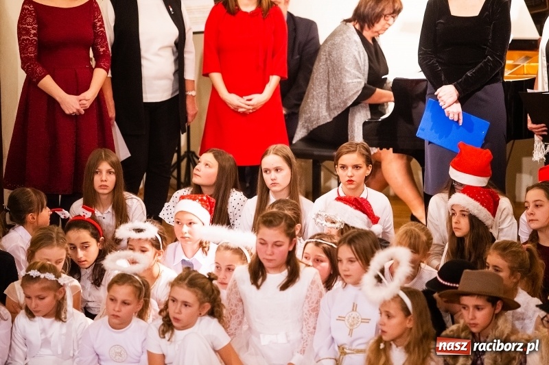 Zdjęcie w galerii na portalu naszraciborz.pl: Koncert kolędowy uczniów i nauczycieli szkoły muzycznej wiadomości z regionu
